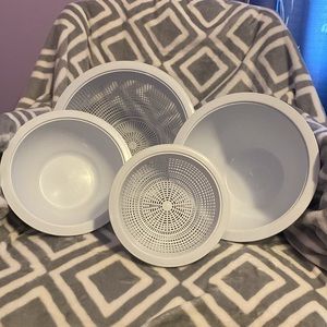 Pampered Chef 4 Piece Colander and Bowl Set